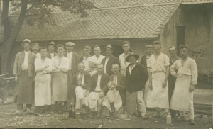 Die Glasmacher vor der Röthenbachhütte in den 1920er Jahren.